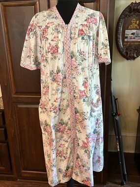 1990’s Sz S Carriage Court Floral Zip-Front Housecoat in Pink and Cream